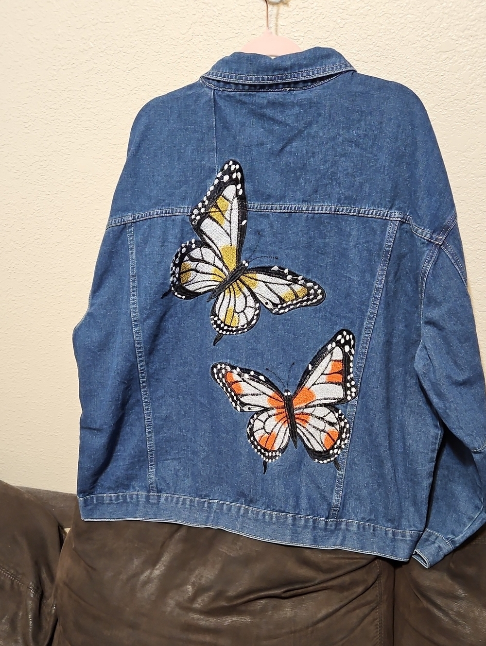 SHEIN Medium Blue Relaxed Denim Jacket With BUTTERFLY EMBROIDERY ON THE BACK. - Picture 3 of 7